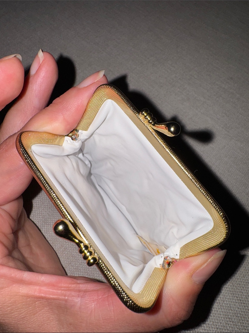 Mini Coin Purse-Tapestry Exterior-Gold Tone Kisslock Closure-Beige-EUC - Picture 9 of 11